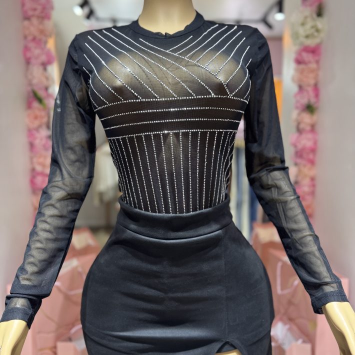 Blusa Negra Manga Larga Transparente con Detalles de Pedrería – Elegancia y Estilo Vanguardista